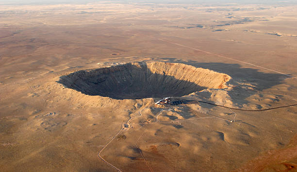 вид с воздуха на barringer вулкана (синий) в аризоне - crater стоковые фото и изображения