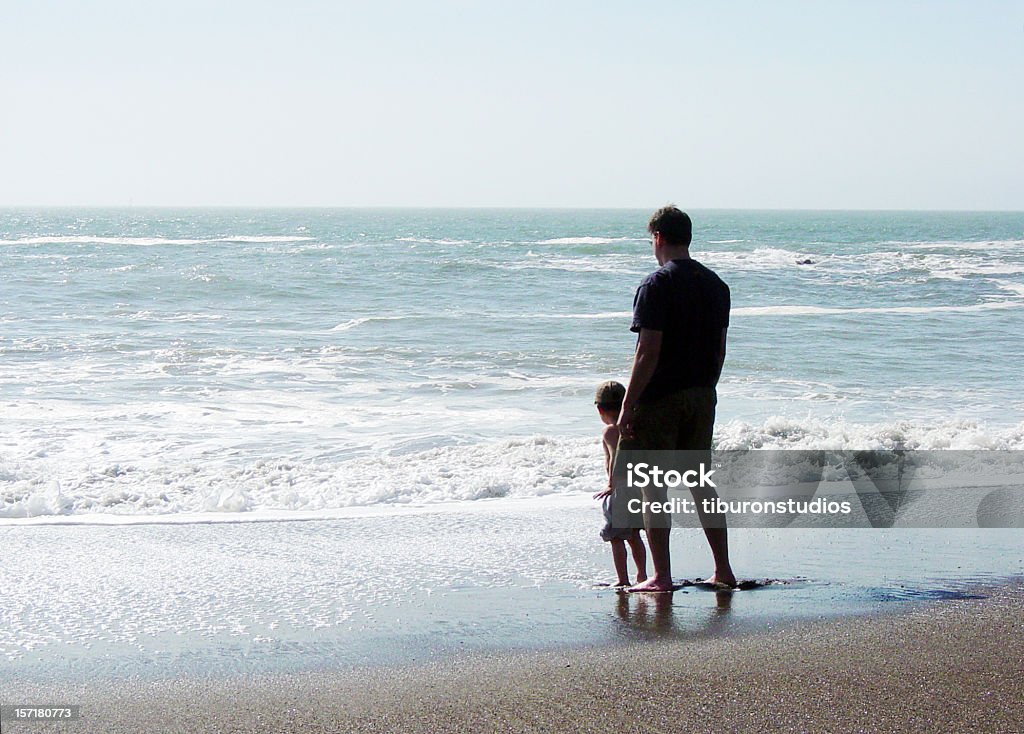 Отец и сын на пляже - Стоковые фото Развод роялти-фри