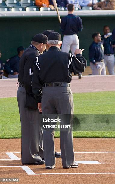 Photo libre de droit de Arbitre Réunion Sur Une Assiette banque d'images et plus d'images libres de droit de Adulte - Adulte, Arbitre de baseball, Autorité