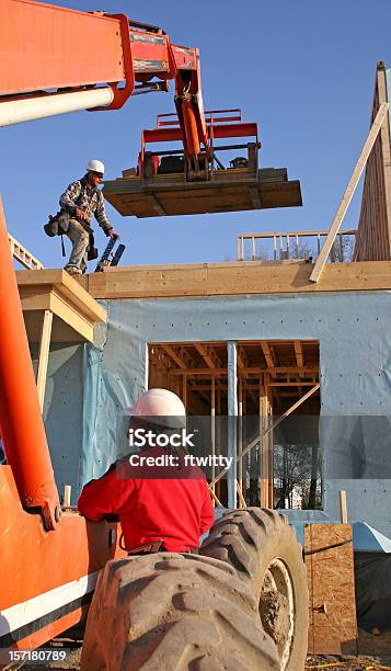 Costruire Una Casa - Fotografie stock e altre immagini di Adulto - Adulto, Architetto, Ascensore