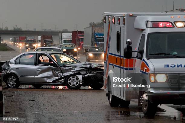 Auto Incidente Stradale - Fotografie stock e altre immagini di Incidente automobilistico - Incidente automobilistico, Incidente dei trasporti, Lesionato
