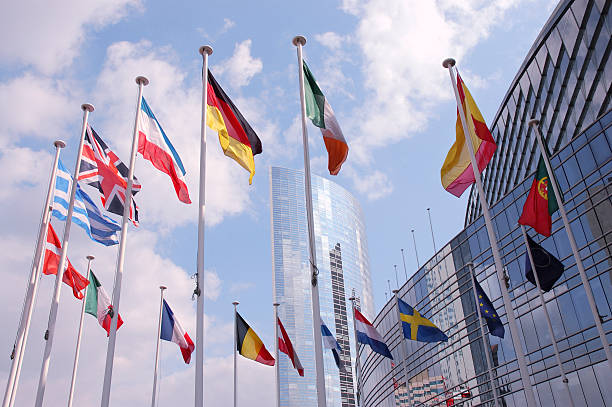banderas de la unión europea - global politics fotografías e imágenes de stock