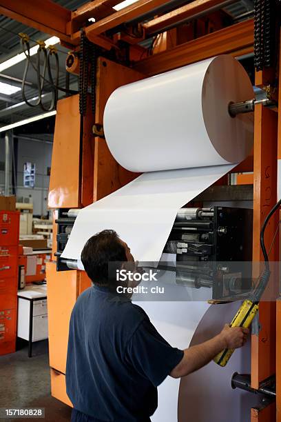 Rellenar Enorme De Rollo De Papel Foto de stock y más banco de imágenes de Bobina - Bobina, Papel, Imprenta