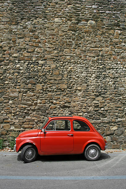 mały czerwony samochód zabytkowy we florencji, włochy - cinquecento zdjęcia i obrazy z banku zdjęć