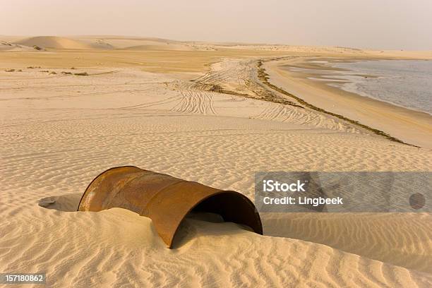 Rusty Barrel In Der Wüste Stockfoto und mehr Bilder von Katar - Katar, Wüste, Erdöl