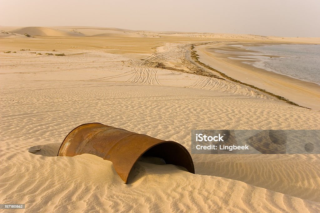 Rusty barril no deserto - Foto de stock de Qatar royalty-free