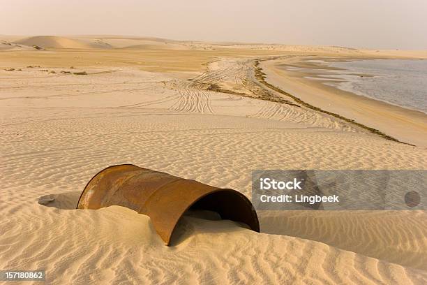 Foto de Rusty Barril No Deserto e mais fotos de stock de Qatar - Qatar, Deserto, Óleo