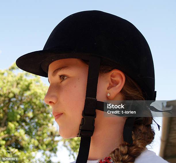 Foto de Garota W Capacete e mais fotos de stock de Cabelo com trancinhas - Cabelo com trancinhas, Adestramento, Adolescente