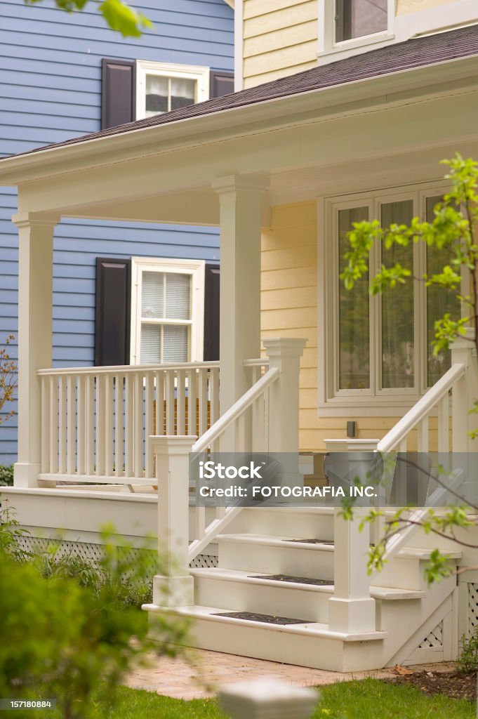 Front Porch con passaggi - Foto stock royalty-free di Portico anteriore