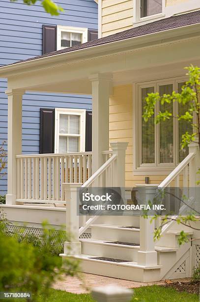 Front Porch Con Passaggi - Fotografie stock e altre immagini di Portico anteriore - Portico anteriore, Coloniale, Edificio residenziale