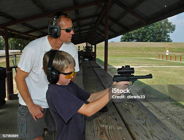 Photo libre de droit de Père Et Fils De Chasse Des Leçons banque d'images et plus d'images libres de droit de Fils de - Fils de, Père, Arme à feu