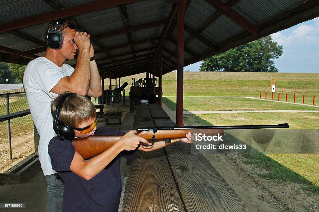 Pai e filho Rifle aulas - Foto de stock de Arma de Fogo royalty-free