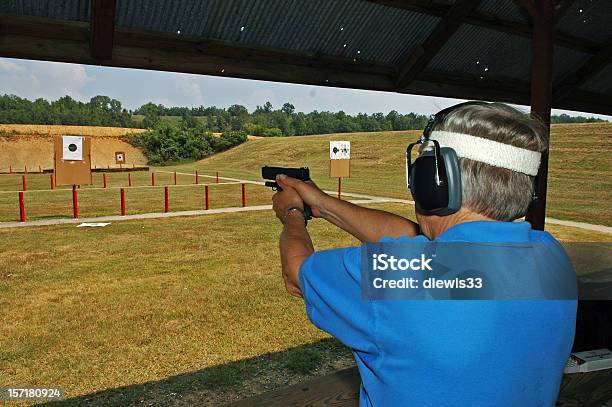 Senior Im Pistol Range Stockfoto und mehr Bilder von Farbbild - Farbbild, Fotografie, Gefahr