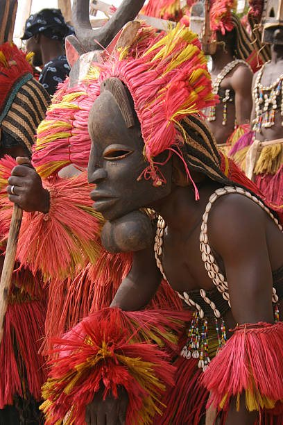 dogon-tänzerin mit der maske - dogon tribe stock-fotos und bilder