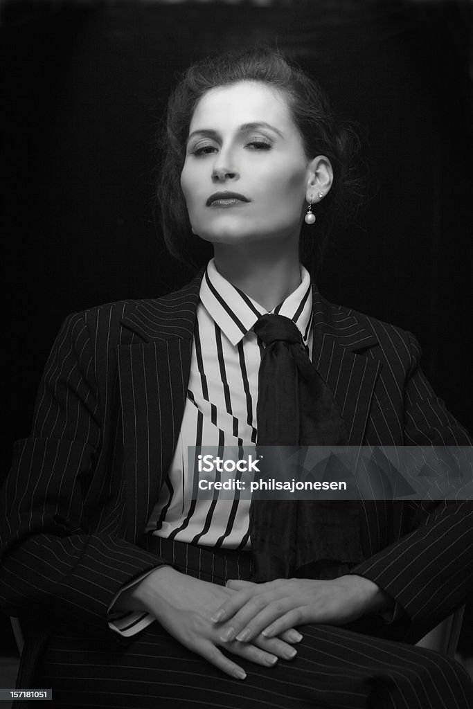 Портрет женщина в винтажном стиле на черном фоне - Стоковые фото 1930-1939 роялти-фри