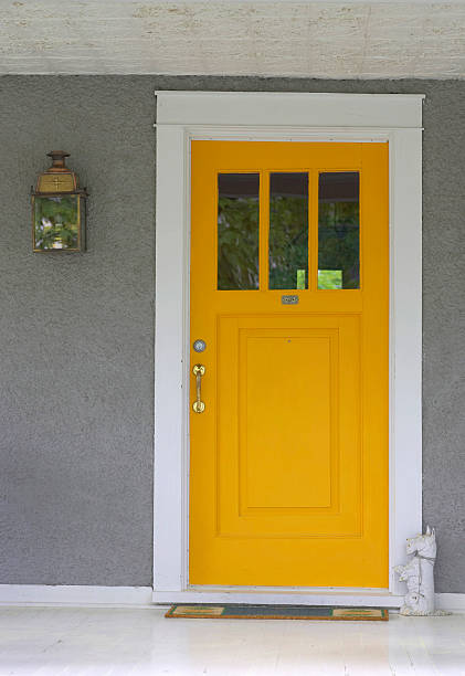 gelbe tür - front door front stoop house yellow stock-fotos und bilder