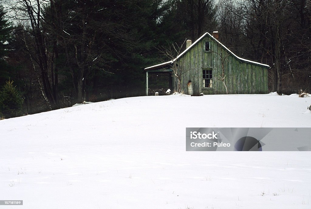 Cabina in inverno - Foto stock royalty-free di Capanna di legno