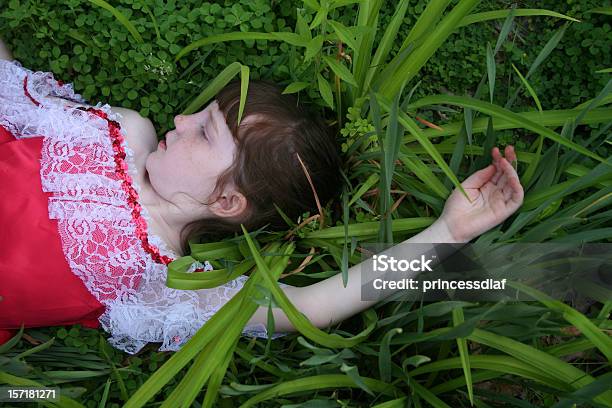 수면 In The Grass 6-7 살에 대한 스톡 사진 및 기타 이미지 - 6-7 살, 갈색 머리, 누워있기