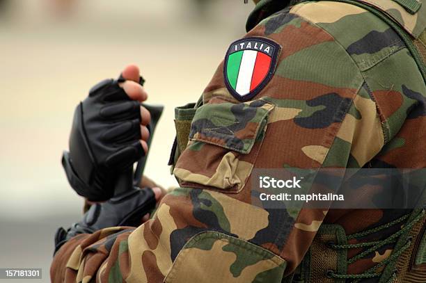 Soldado Armadosdetalhe 2 - Fotografias de stock e mais imagens de Exército Italiano - Exército Italiano, Itália, Tropa