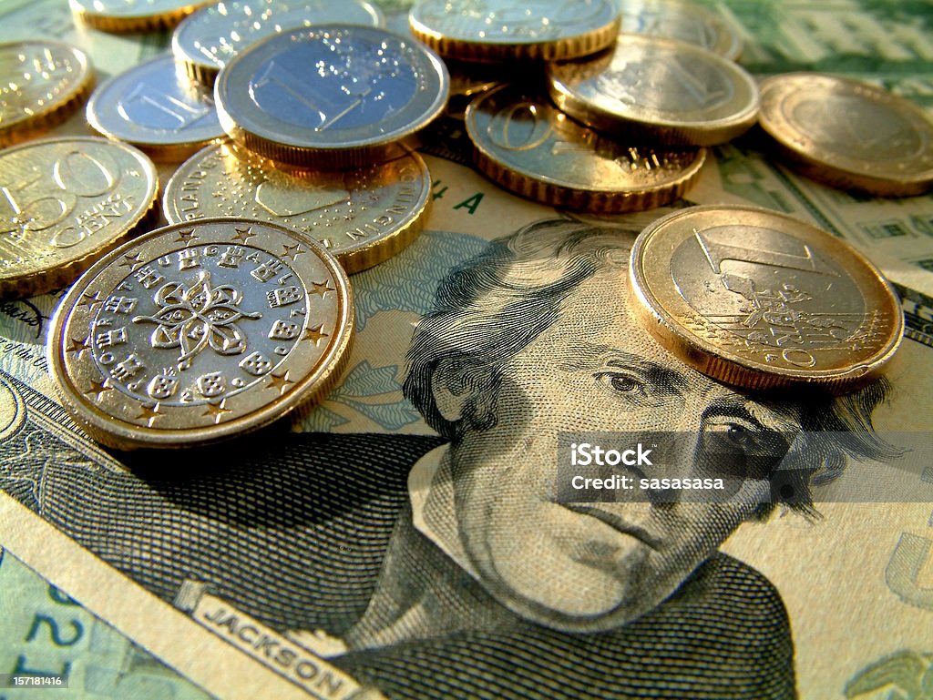 Euros e dólares americanos - Foto de stock de Moeda de Um Euro royalty-free