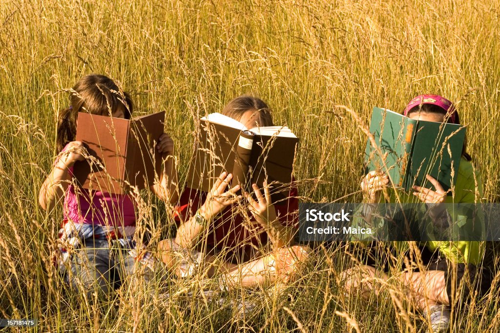 Trois assis et de lecture - Photo de Groupe de lecture libre de droits