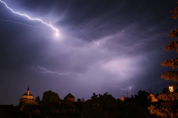 thunderbolts und blitz, sehr sehr frightning - plasma ball lightning electricity deflated stock-fotos und bilder