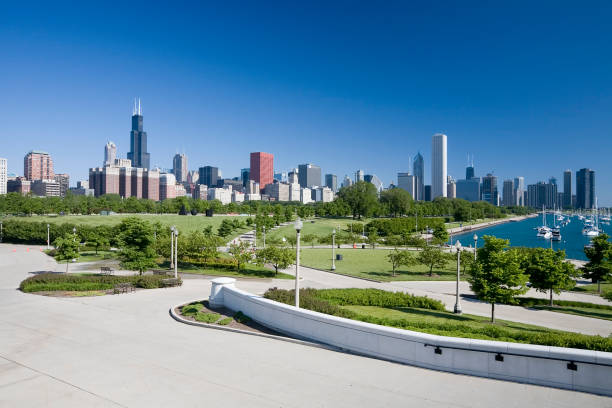 vista de los edificios de chicago desde el museum campus - grounds city life park grant park fotografías e imágenes de stock