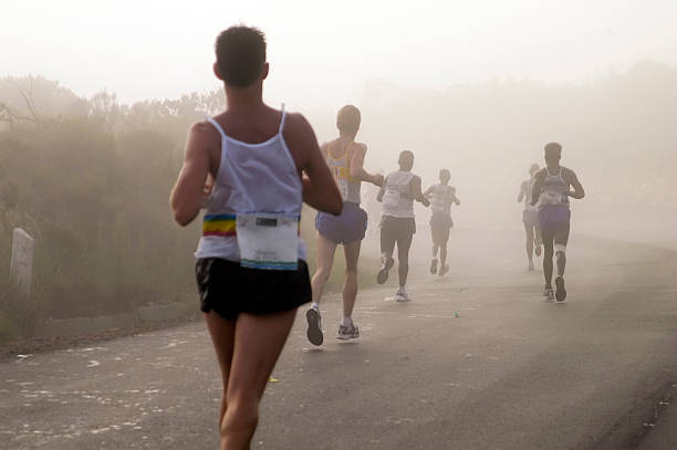 biegaczy w mgle - distance running jogging running fog zdjęcia i obrazy z banku zdjęć