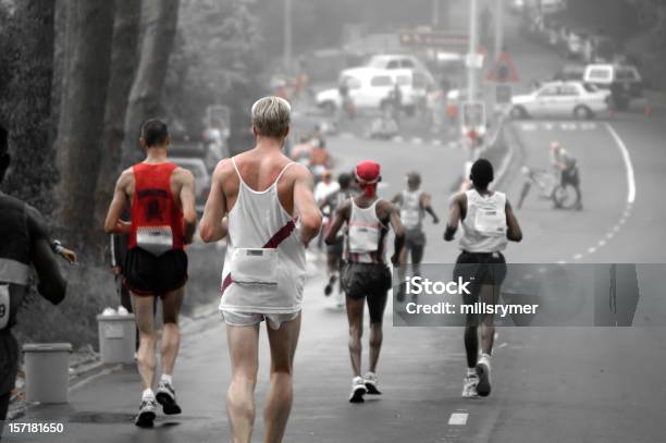 Descenso De Funcionamiento Foto de stock y más banco de imágenes de Maratón - Maratón, Actividad, Actividades y técnicas de relajación