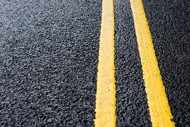 linea gialla - asphalt road street dividing line foto e immagini stock