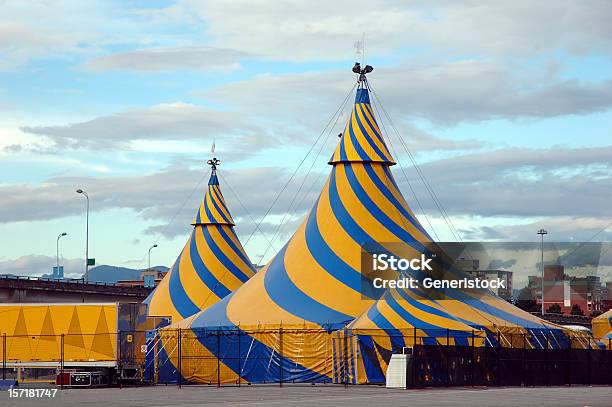 Tendas De Circo - Fotografias de stock e mais imagens de Toldo - Estrutura construída - Toldo - Estrutura construída, Circo, Acrobata