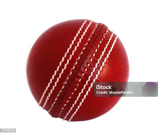 Photo libre de droit de Nouveau Cuir Balle De Cricket Contre Blanc banque d'images et plus d'images libres de droit de Balle de cricket - Balle de cricket, Cricket, Objet ou sujet détouré