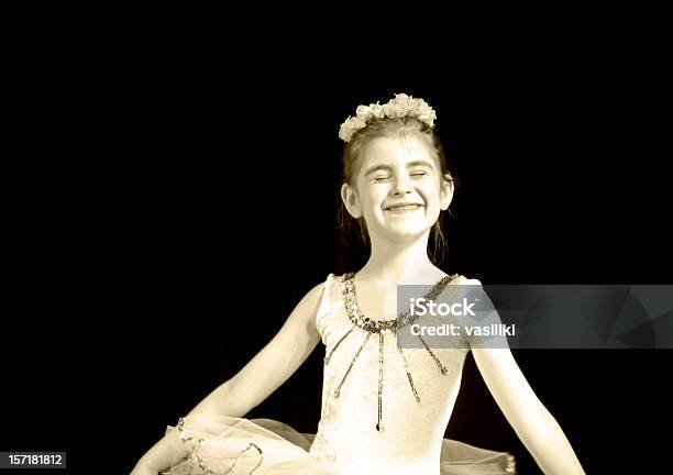 Felice Piccolo Ballerino - Fotografie stock e altre immagini di Bambine femmine - Bambine femmine, Scuro, Tipo di danza