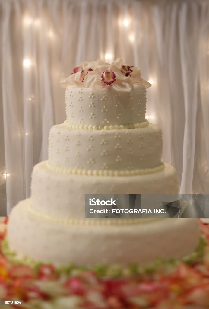 Bolo com orquídeas - Foto de stock de Bolo de Casamento royalty-free