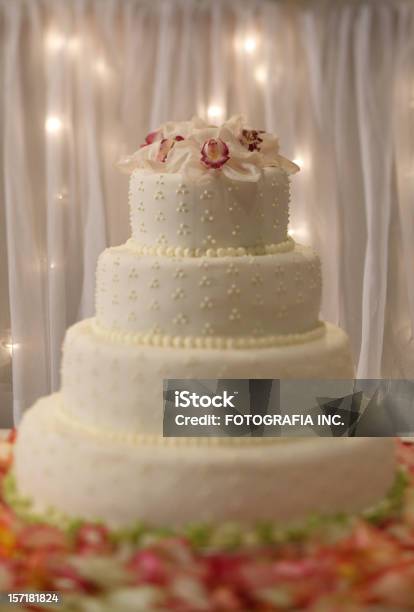 Foto de Bolo Com Orquídeas e mais fotos de stock de Bolo de Casamento - Bolo de Casamento, Tradição, Ambiente - All Vocabulary