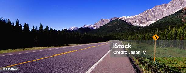 Strada Alle Montagne Rocciose - Fotografie stock e altre immagini di Alberta - Alberta, Ambientazione esterna, Autostrada