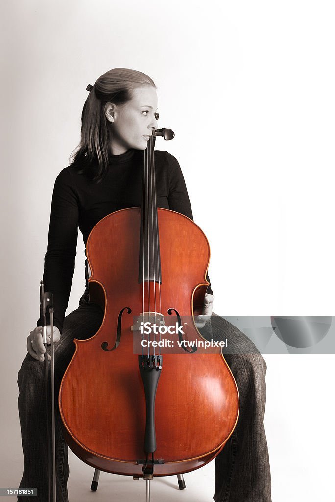 Blond kobieta gra na wiolonczeli (wiolonczelistka - Zbiór zdjęć royalty-free (Wiolonczelista)