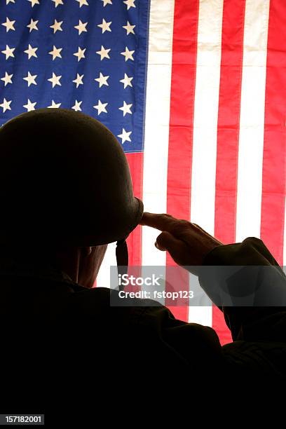 Второй Мировой Войны Солдат Приветствуют Флаг Сша В Поле Платье Форма Америке — стоковые фотографии и другие картинки Военное дело