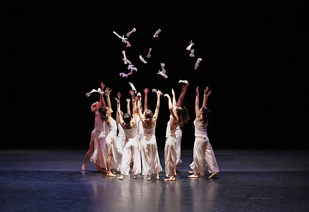 contemporánea de baile - ballet people dancing human foot fotografías e imágenes de stock