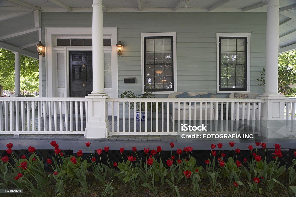 Tulipani del Porch - Foto stock royalty-free di Edificio residenziale