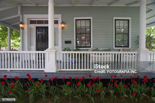 Tulipani Del Porch - Fotografie stock e altre immagini di Edificio residenziale - Edificio residenziale, Tulipano, Casa