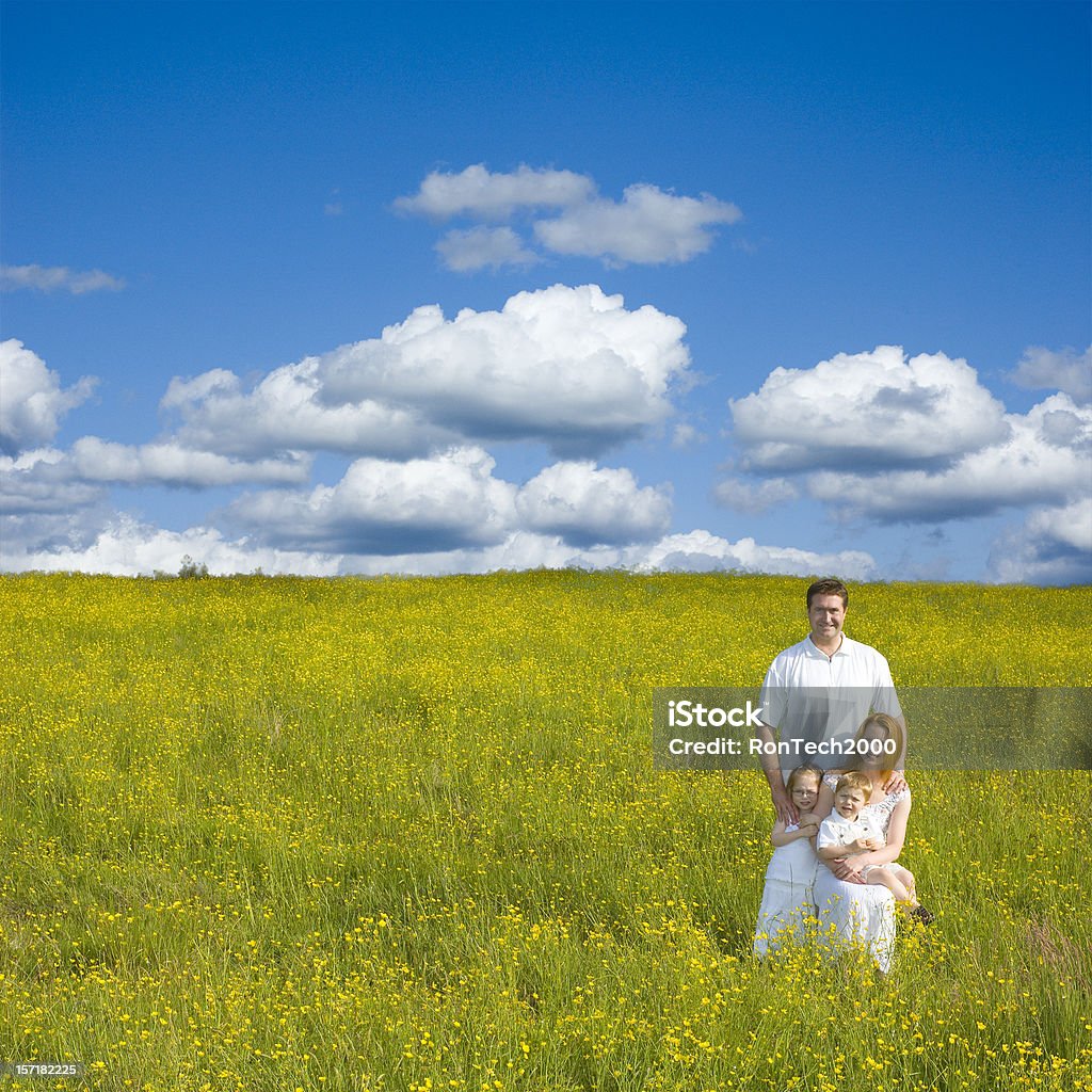 Familia en el campo - Foto de stock de Azul libre de derechos