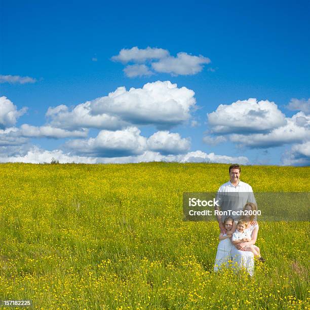 Familia En El Campo Foto de stock y más banco de imágenes de Azul - Azul, Campo - Tierra cultivada, Cielo