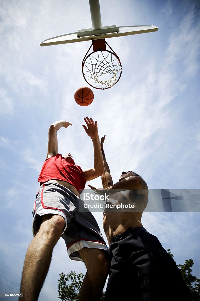 Homens jogar basquetebol - Royalty-free Alto - Descrição Física Foto de stock
