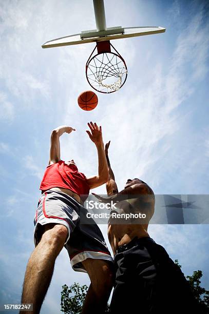Homens Jogar Basquetebol - Fotografias de stock e mais imagens de Alto - Descrição Física - Alto - Descrição Física, Apontar, Basquetebol