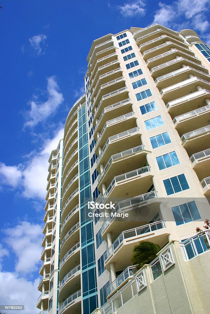 Alto Condominio - Foto stock royalty-free di Lusso