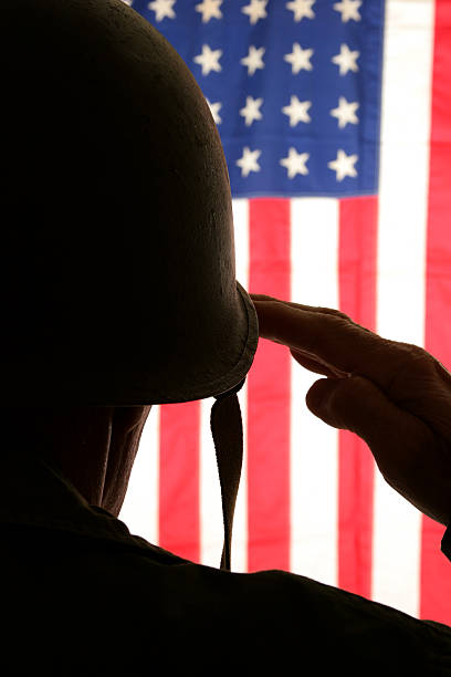 soldati della seconda guerra mondiale nel campo abito uniforme omaggio alla bandiera americana - armed forces saluting marines military foto e immagini stock