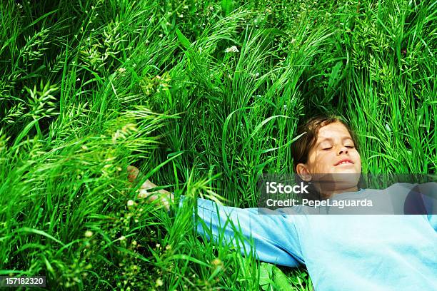 Entspannen Sie Stockfoto und mehr Bilder von Gras - Gras, Kind, Schlafen