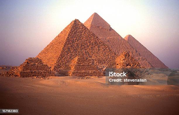 Photo libre de droit de Pyramides De Gizeh banque d'images et plus d'images libres de droit de Pyramide - Structure bâtie - Pyramide - Structure bâtie, Pyramide - Forme géométrique, Égypte