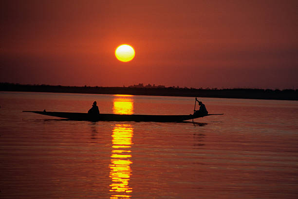 해질녘까지, 카누 굴절률은 니제르 강 - niger river 뉴스 사진 이미지